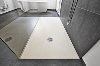 Bild bodengleiche Dusche: Begehbare Dusche mit Acrylduschboard